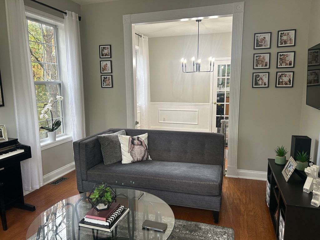 Interior, Pendant Lights, Wood Texture Flooring