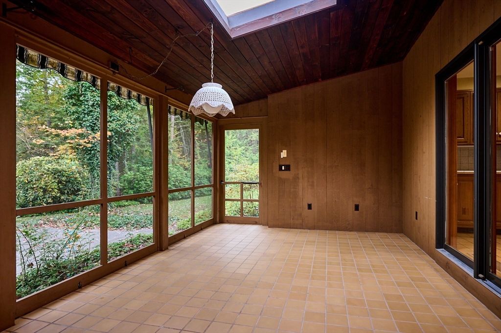 Empty room, Interior, Pendant Lights, Wooden Ceilings, Wooden Walls
