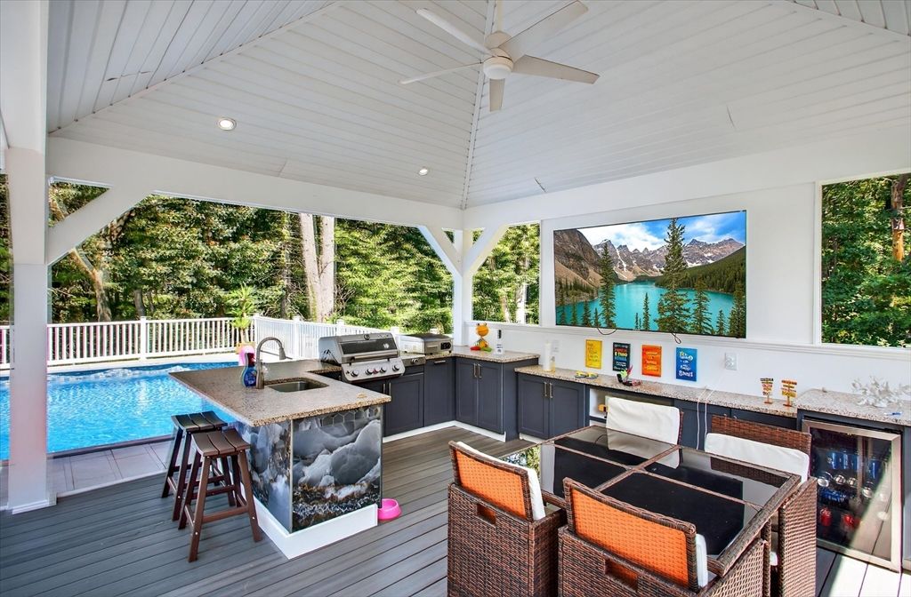 Exterior, Outdoor Kitchen, Pool