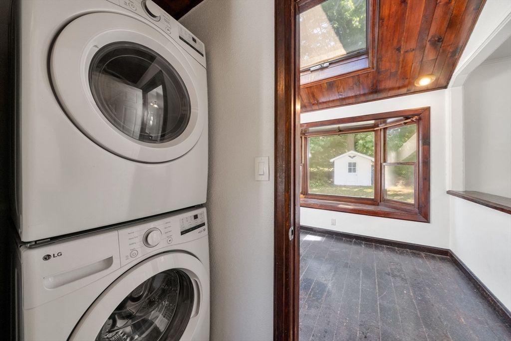 Interior, Utility Closets, Washer, Wood Texture Flooring