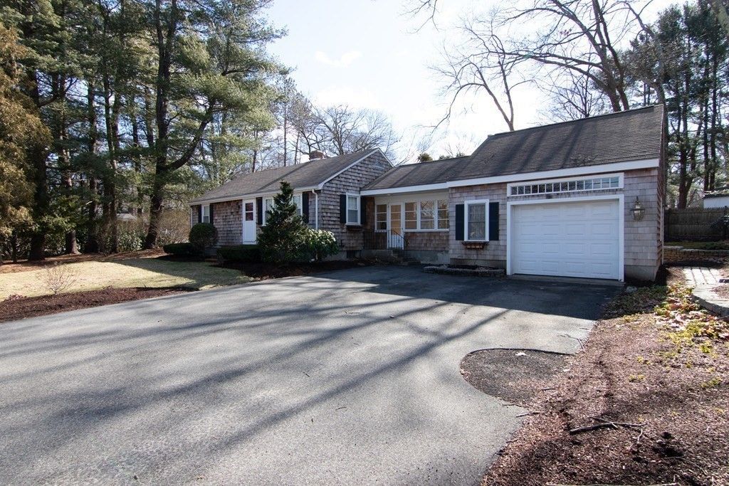 Attached, Exterior, Facade, Cape Cod