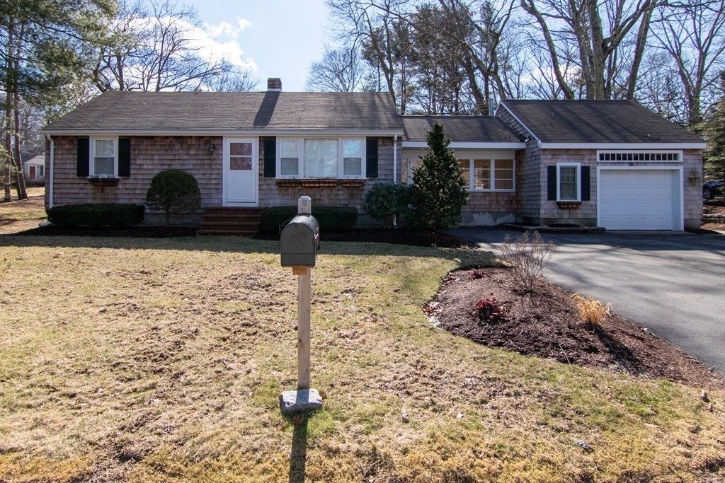 Attached, Exterior, Facade, Cape Cod