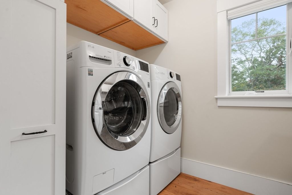 Interior, Washer, Wood Texture Flooring