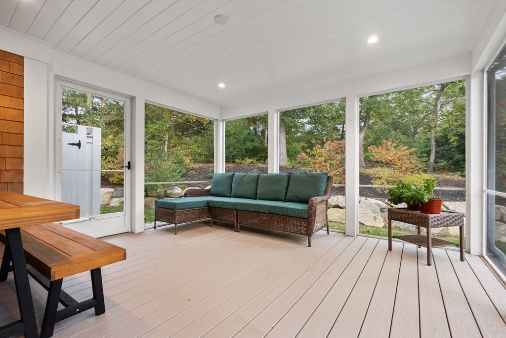 Interior, Recessed Lighting, Sun Room, Wood Texture Flooring