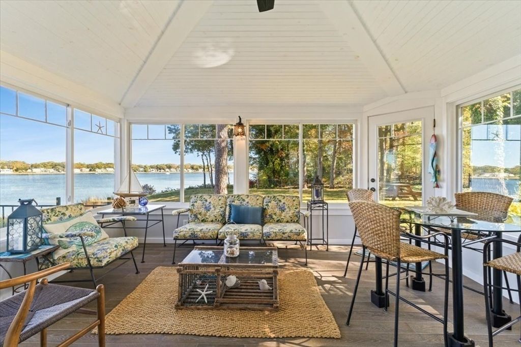 Dining room, Interior, Living room, Sun Room, Water, Wood Texture Flooring