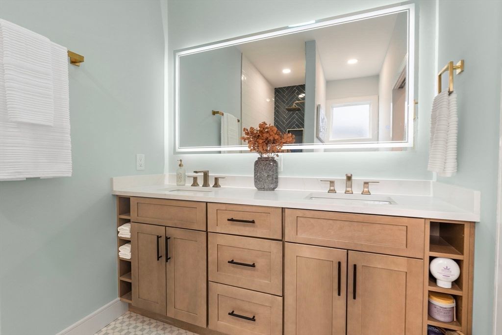 Bathroom, Dual Sink Vanities, Interior, Recessed Lighting
