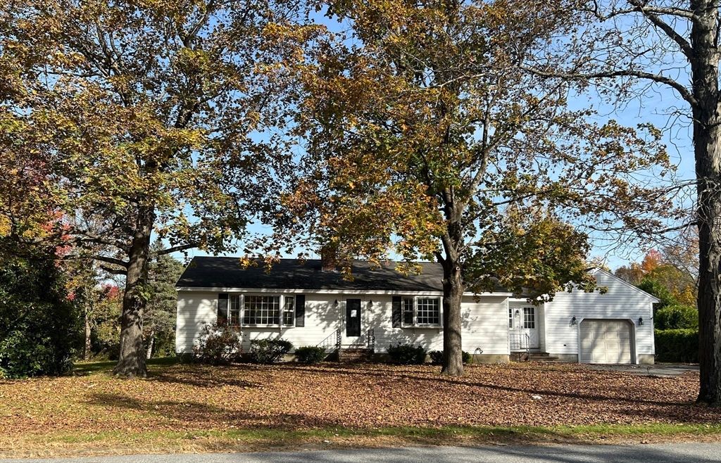 Attached, Exterior, Facade, Cape Cod