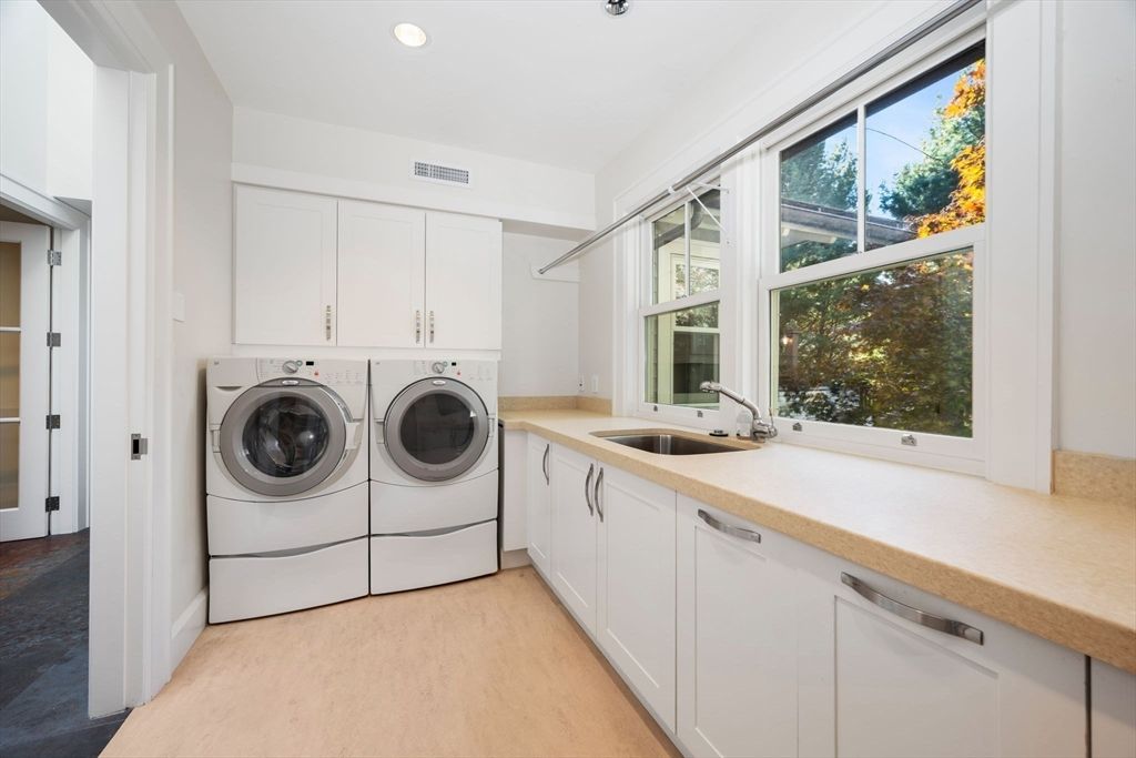 Interior, Recessed Lighting, Washer, Wood Texture Flooring