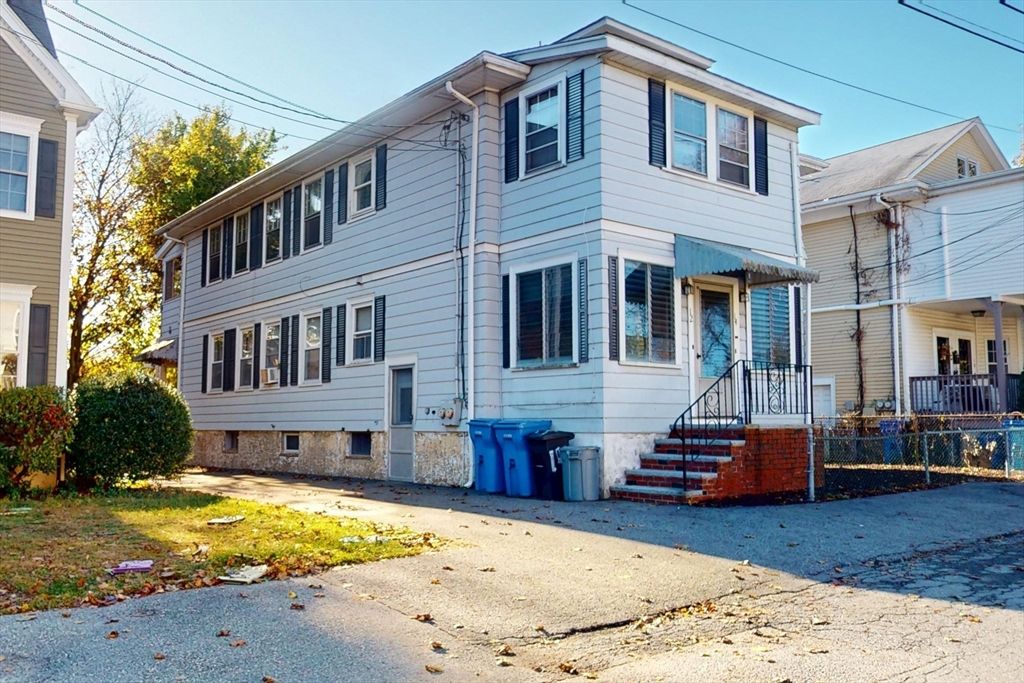 Exterior, Facade, American Foursquare