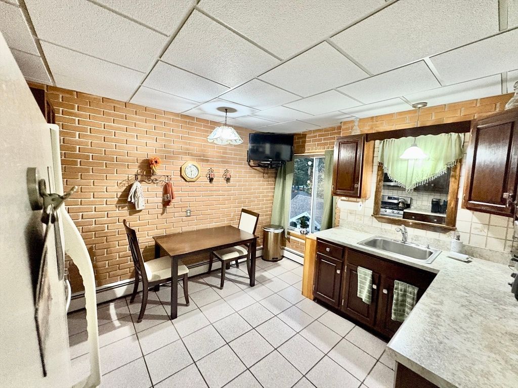 Dining room, Interior, Kitchen, Pendant Lights, Stone Walls