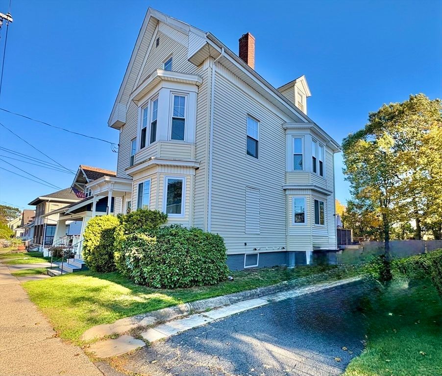 Exterior, Facade, Queen Anne Victorian