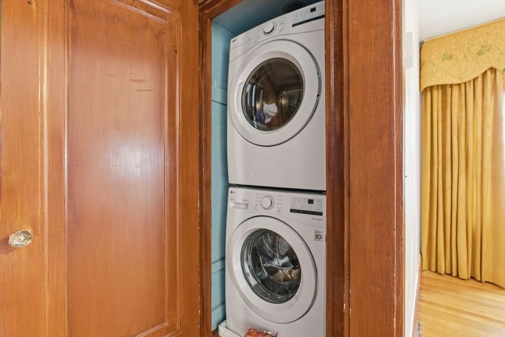 Interior, Utility Closets, Washer, Wood Texture Flooring