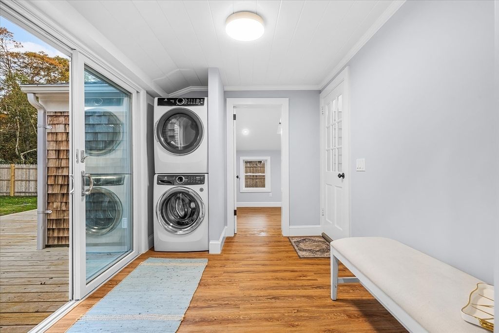 Interior, Utility Closets, Washer, Wood Texture Flooring