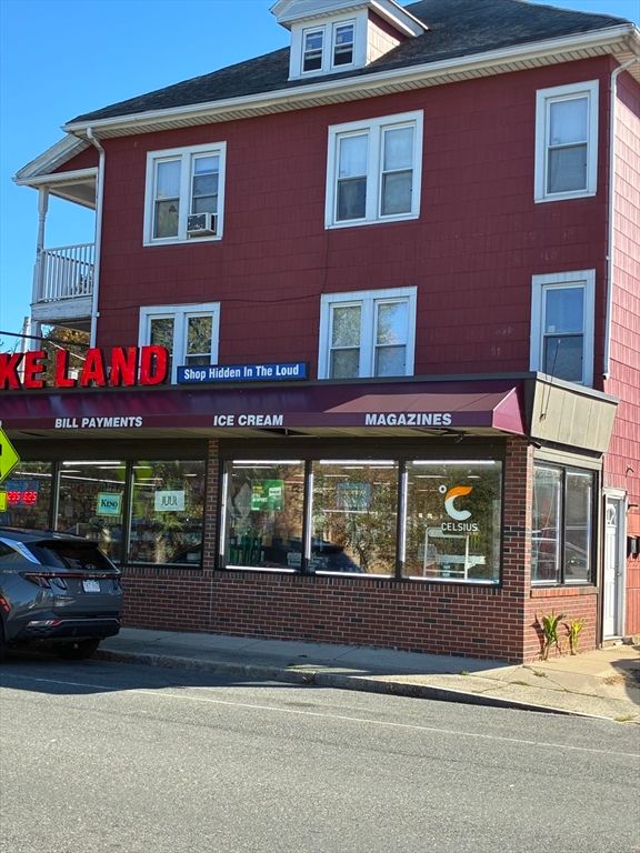 Exterior, Facade, Brick Facade, American Foursquare
