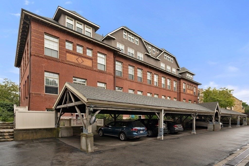 Exterior, Facade, Brick Facade, Chicago School
