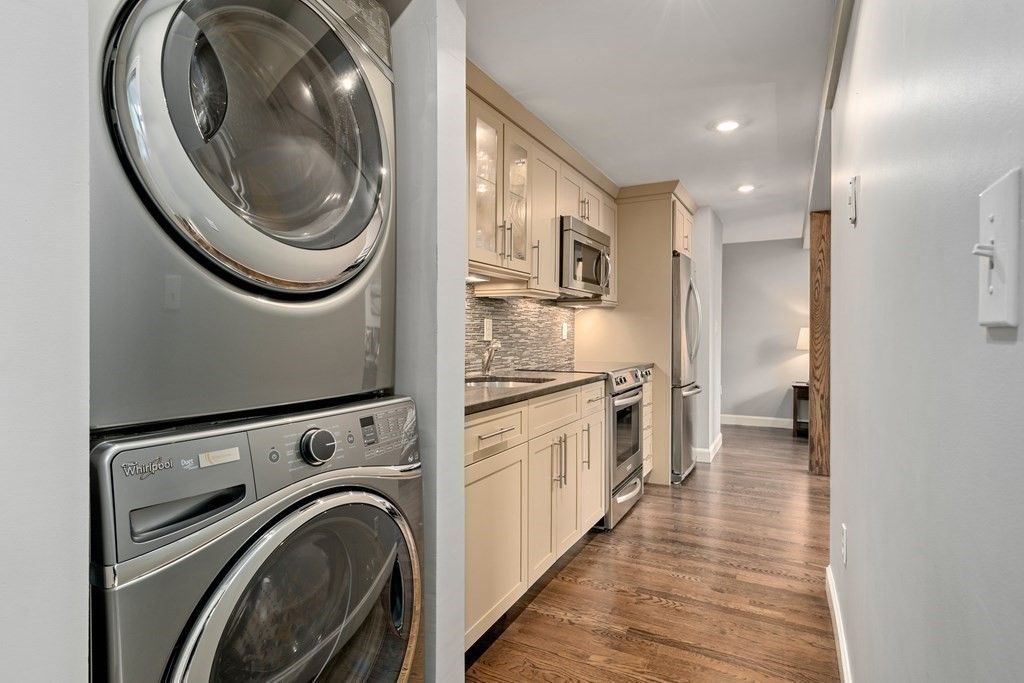 Interior, Recessed Lighting, Washer, Wood Texture Flooring