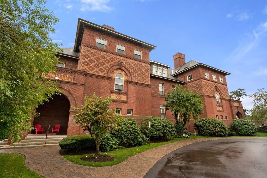 Exterior, Facade, Brick Facade, Mediterranean