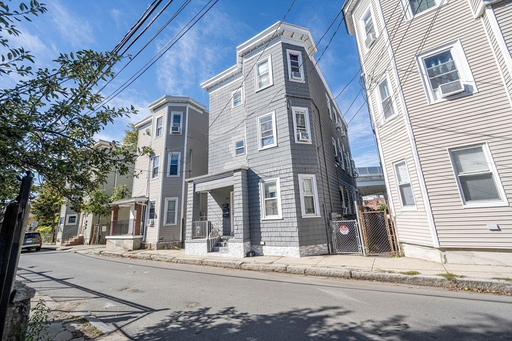 Exterior, Facade, Rowhouse