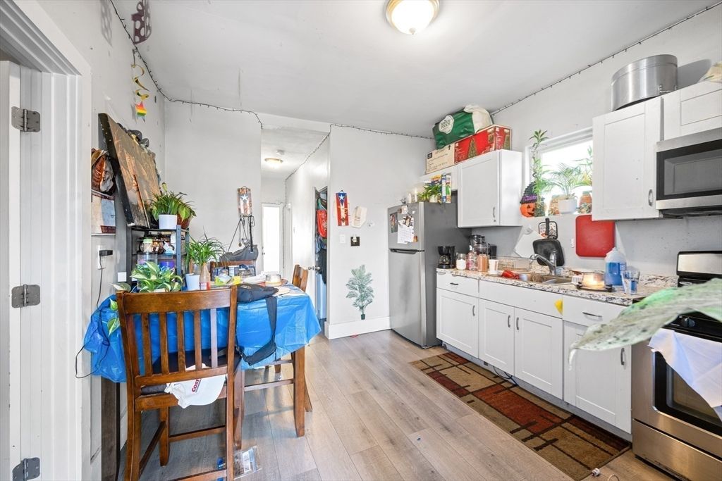 Dining room, Interior, Kitchen, Stainless Steel Appliances, Wood Texture Flooring
