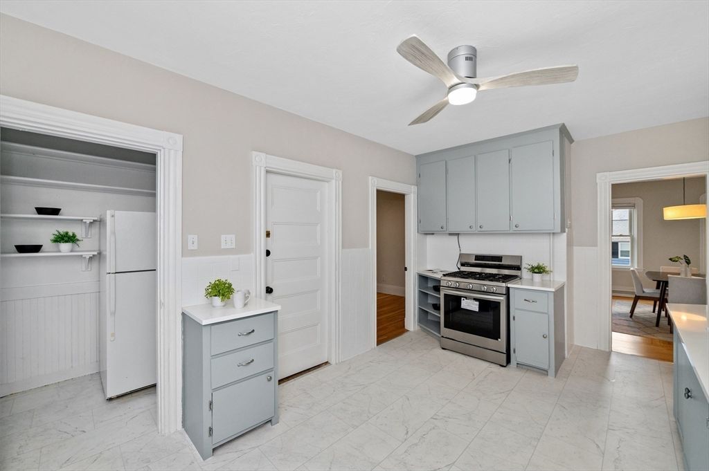 Dining room, Interior, Kitchen, Marble, Pendant Lights, Stainless Steel Appliances