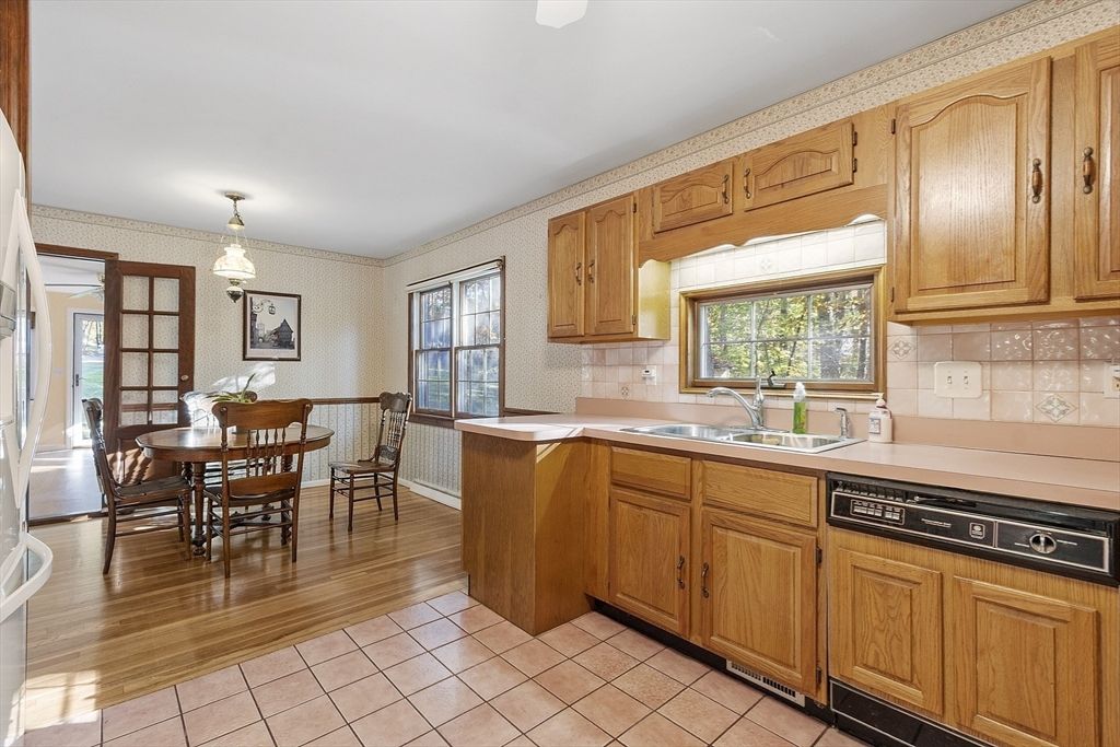 Chandelier, Dining room, Interior, Kitchen, Wood Texture Flooring