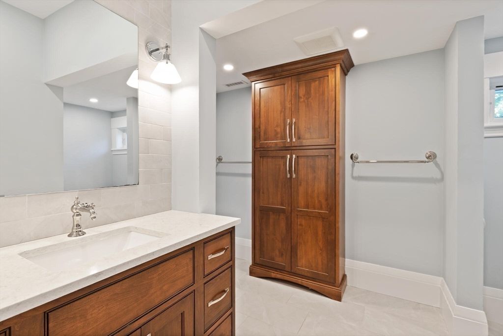 Bathroom, Interior, Recessed Lighting