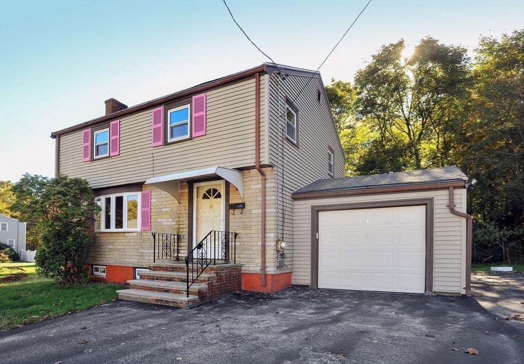 Attached, Exterior, Facade, Raised Ranch