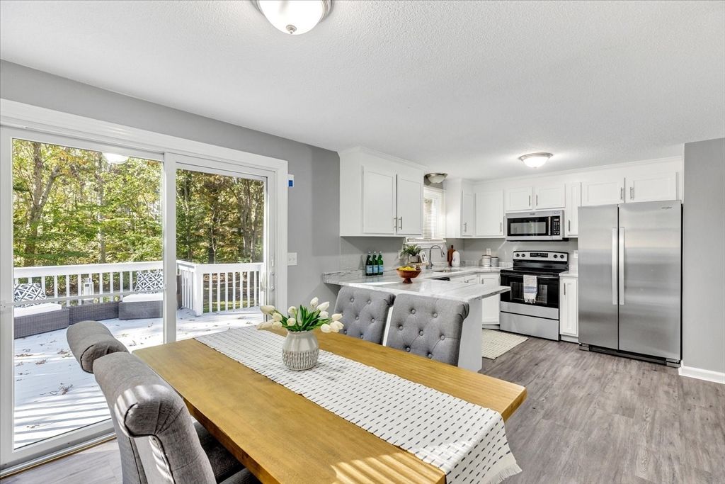 Dining room, Interior, Kitchen, Stainless Steel Appliances, Wood Texture Flooring