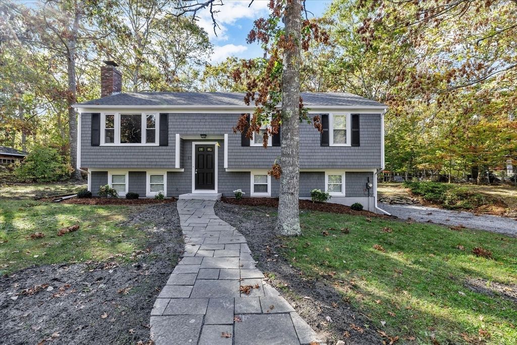 Exterior, Facade, Raised Ranch