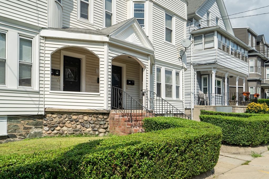 Exterior, Facade, Rowhouse