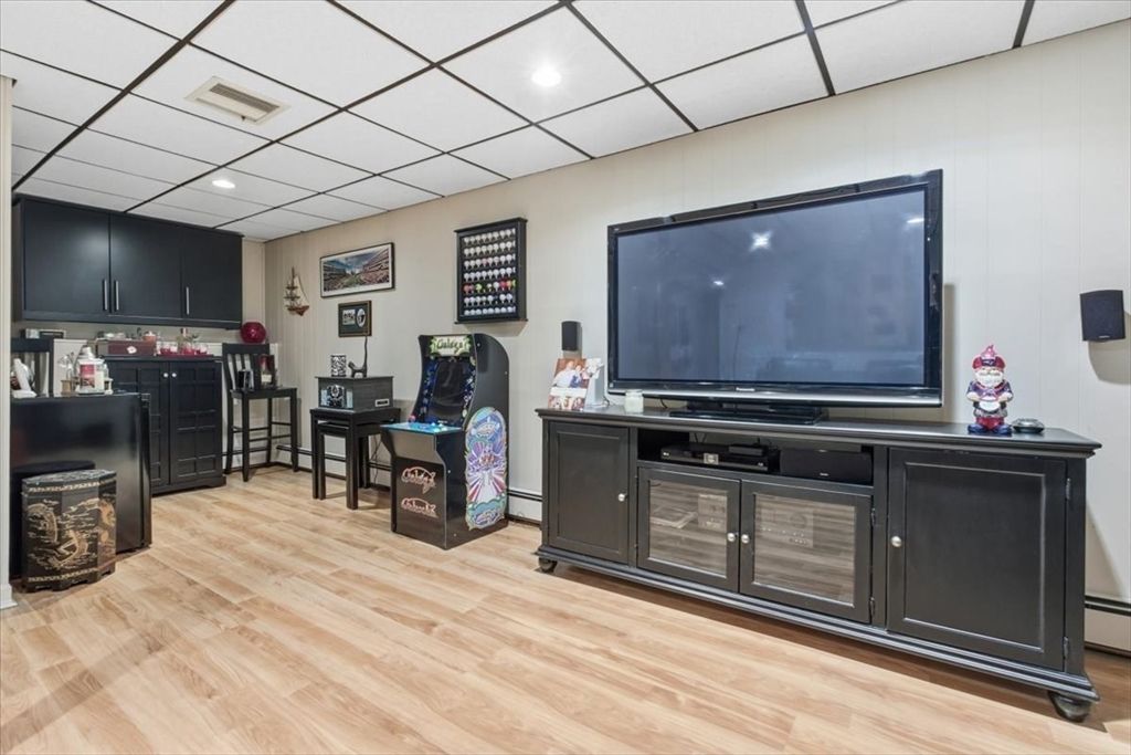 Interior, Piano, Recessed Lighting, Wood Texture Flooring