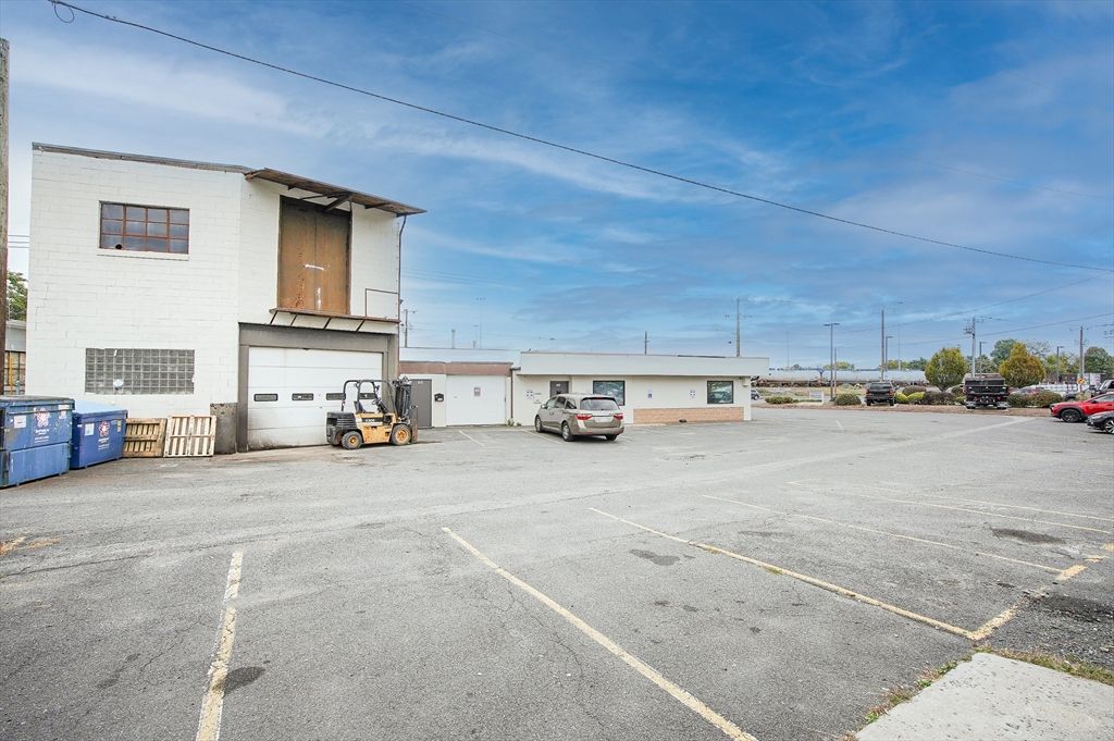 Attached, Exterior, Facade, Modern