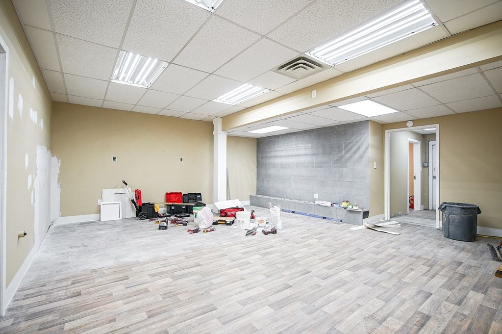 Interior, Recessed Lighting, Wood Texture Flooring