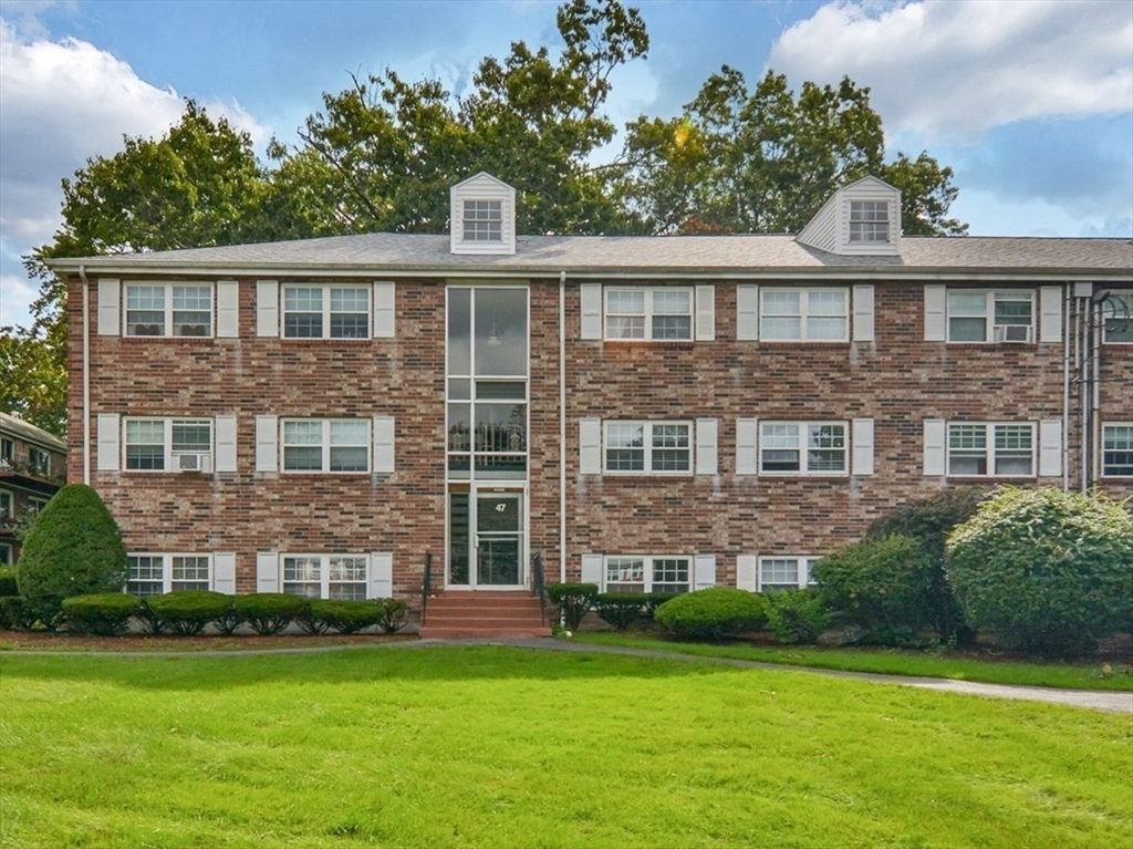 Exterior, Facade, Brick Facade, Georgian