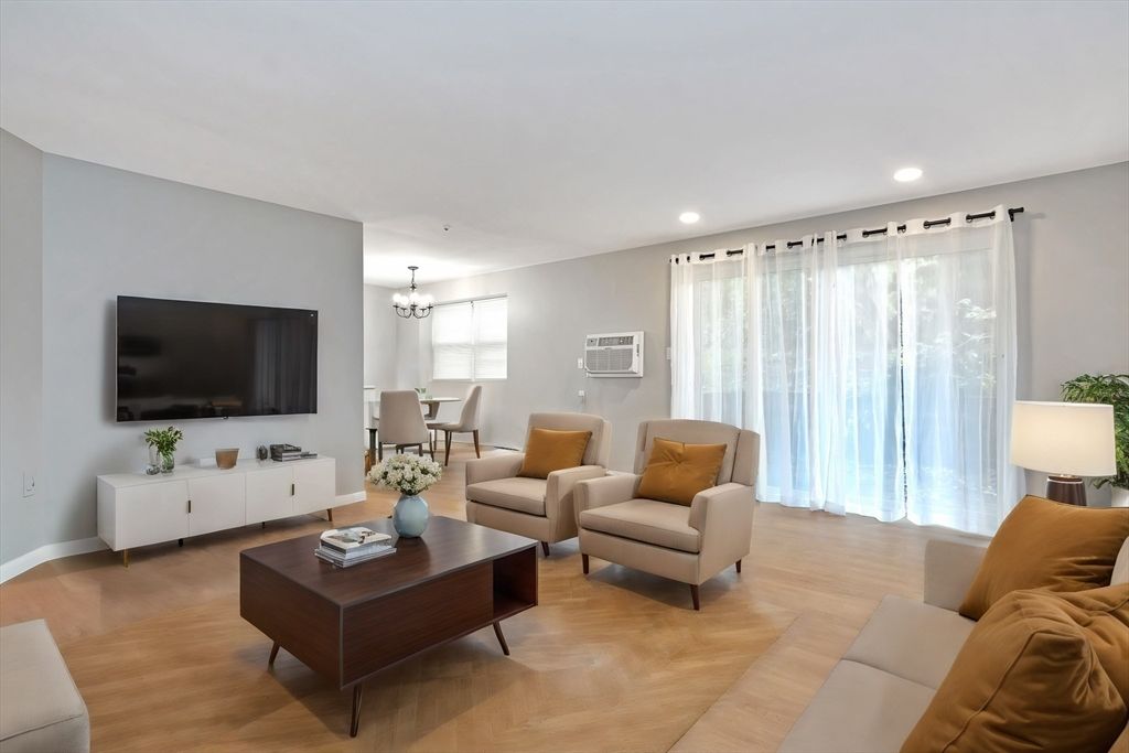 Chandelier, Dining room, Interior, Living room, Recessed Lighting, Wood Texture Flooring