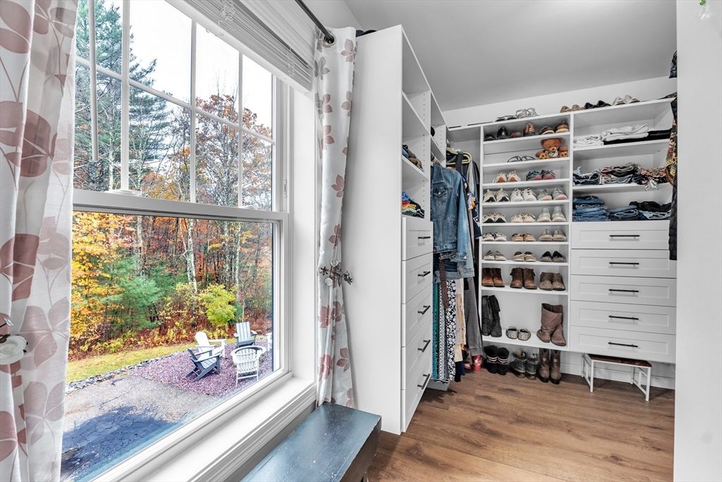Interior, Walk-in Closets, Wood Texture Flooring