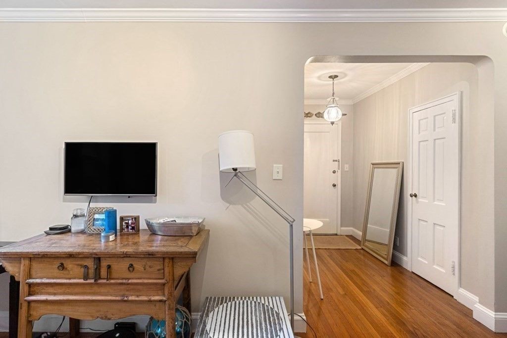 Interior, Pendant Lights, Wood Texture Flooring