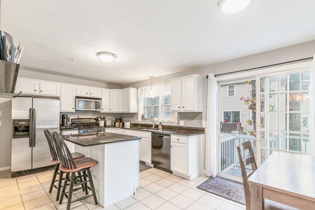 Dining room, Interior, Kitchen, Pendant Lights, Stainless Steel Appliances