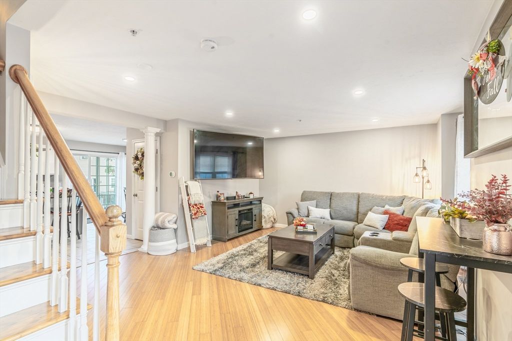 Dining room, Interior, Living room, Recessed Lighting, Wood Texture Flooring