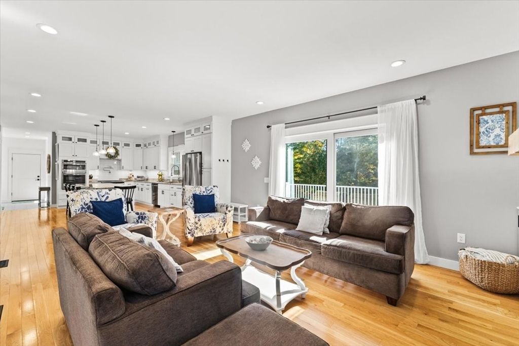 Interior, Kitchen, Living room, Pendant Lights, Recessed Lighting, Stainless Steel Appliances, Wood Texture Flooring