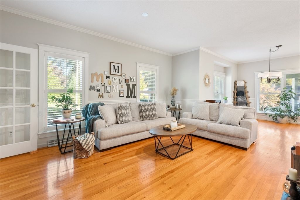 Interior, Living room, Pendant Lights, Recessed Lighting, Wood Texture Flooring