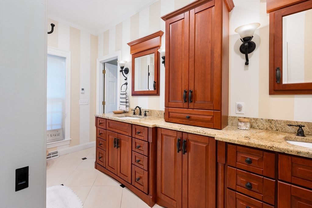 Bathroom, Dual Sink Vanities, Interior
