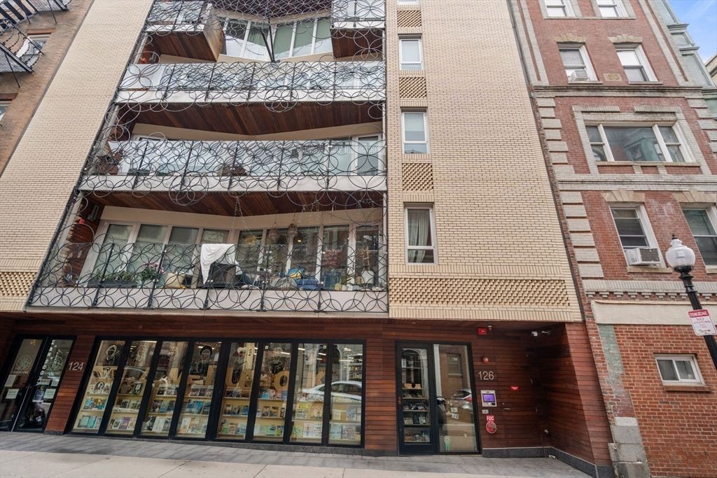 Exterior, Facade, Brick Facade, Rowhouse