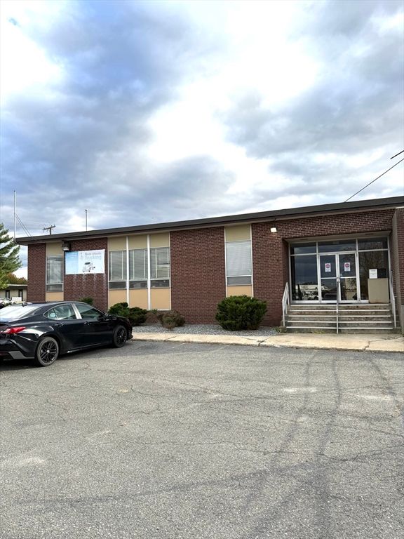 Exterior, Facade, Brick Facade, Ranch