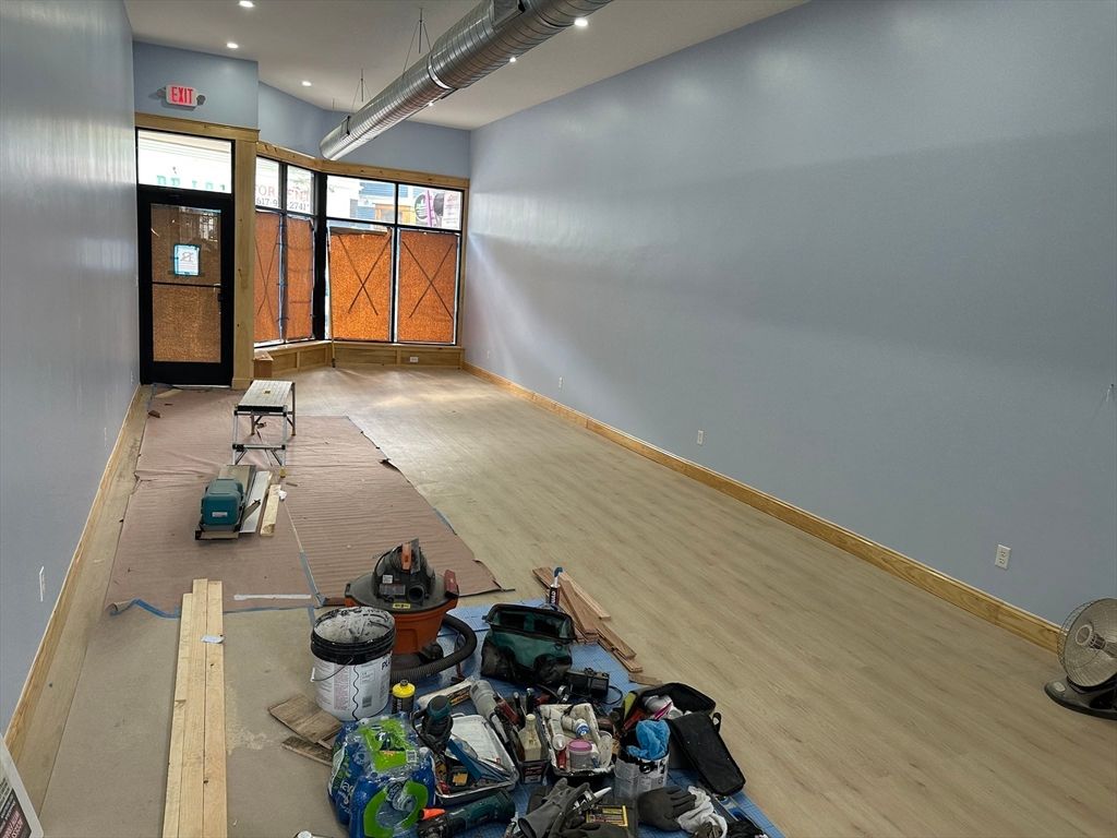 Interior, Recessed Lighting, Wood Texture Flooring