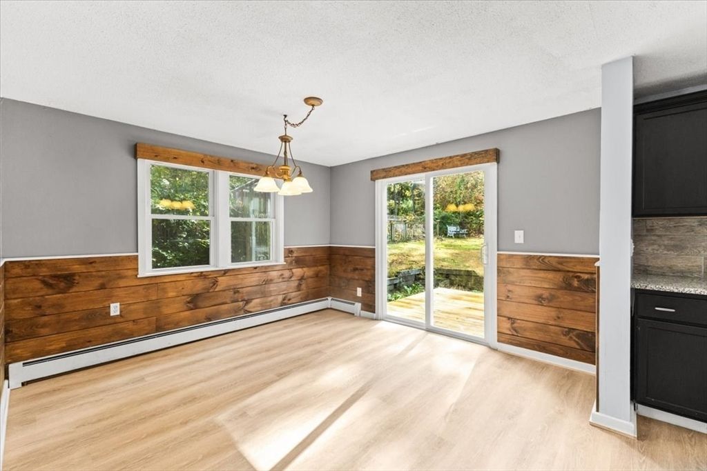 Empty room, Interior, Pendant Lights, Wood Texture Flooring, Wooden Walls