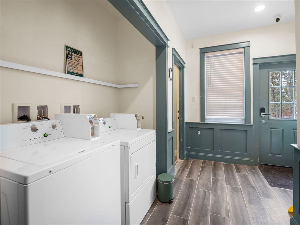 Interior, Recessed Lighting, Washer, Wood Texture Flooring