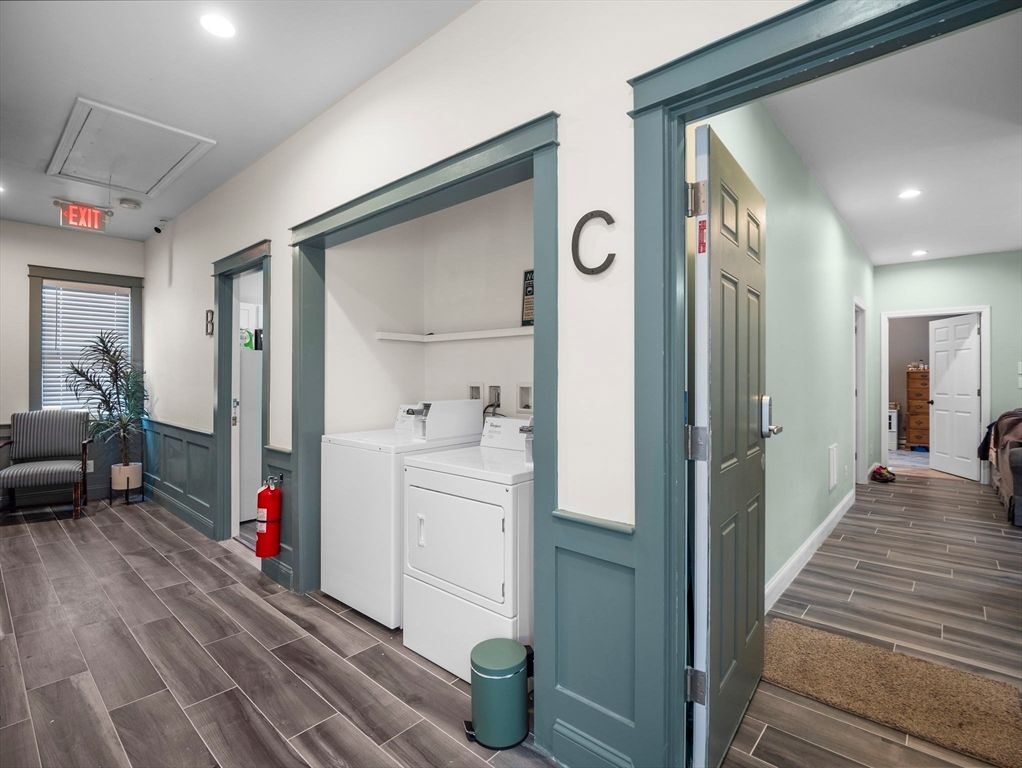 Interior, Recessed Lighting, Washer, Wood Texture Flooring