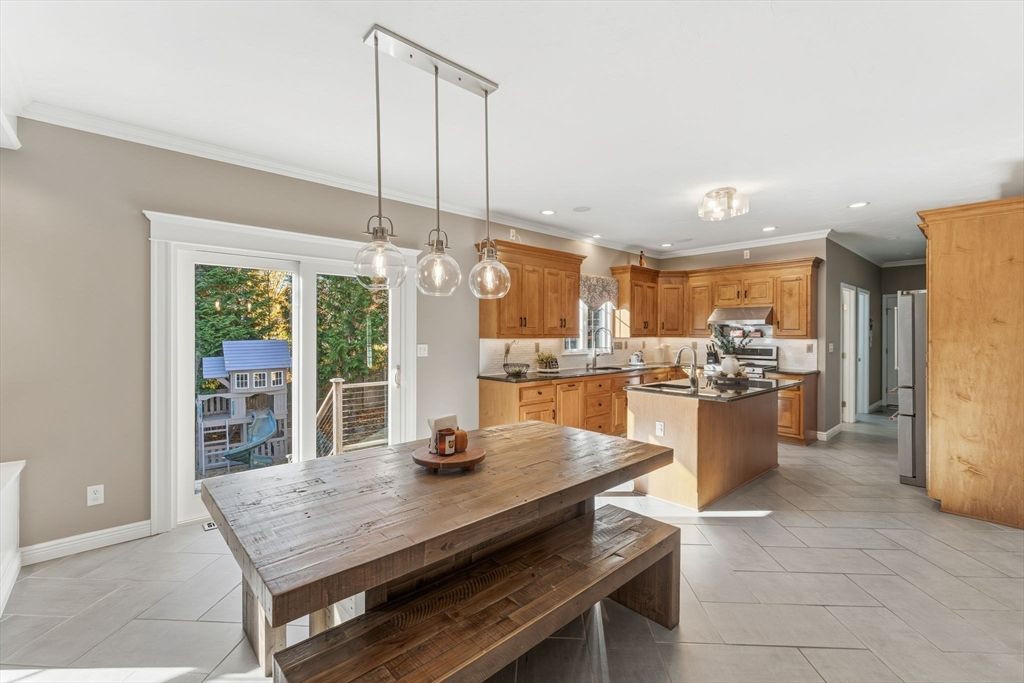 Dining room, Interior, Kitchen, Pendant Lights, Recessed Lighting, Stainless Steel Appliances
