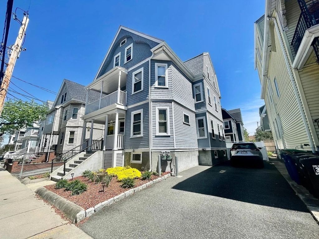 Exterior, Facade, Queen Anne Victorian